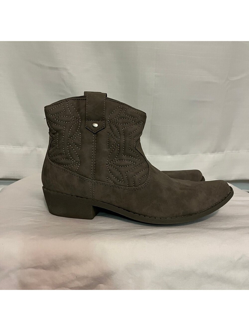 Sonoma women’s western style booties, size 8, gray